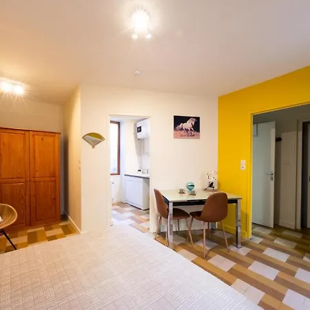 Ferienwohnung Les Orchidees Cluny Exterior foto