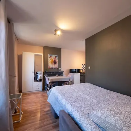 Ferienwohnung Les Orchidees Cluny Exterior foto